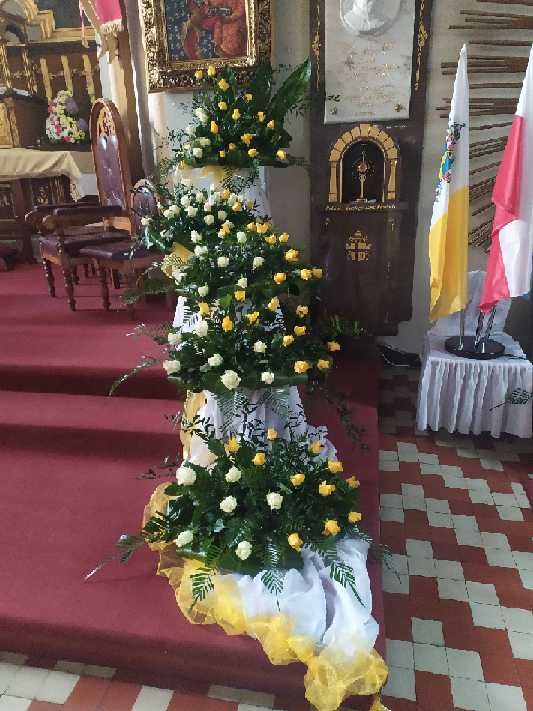 Kwiaty z okazji rocznicy urodzin św. Jana Pawła II